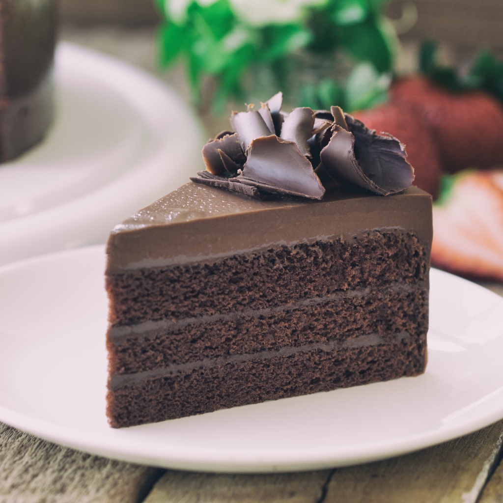 Аппетитный кусок торта с шоколадом