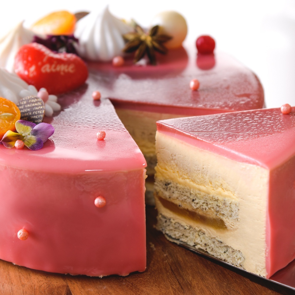 Аппетитный розовый торт 