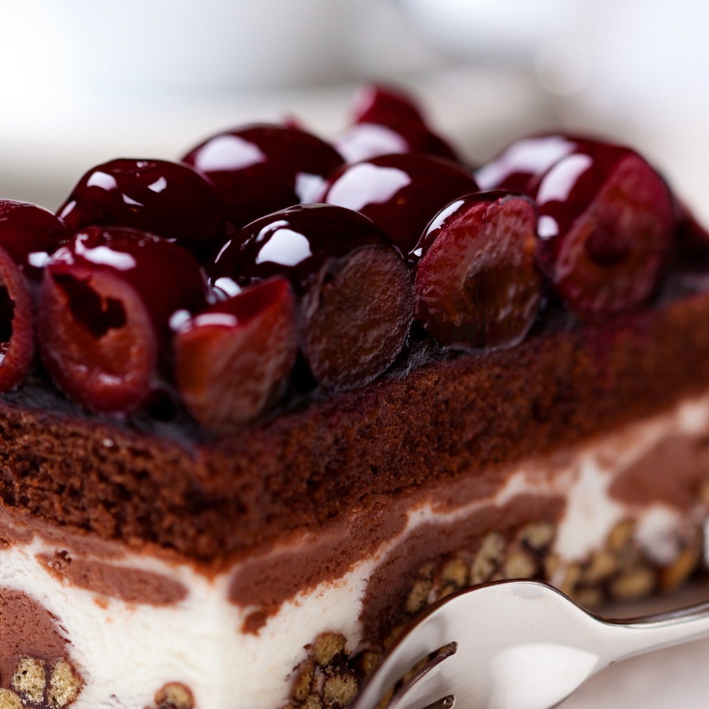 Аппетитное сладкое пирожное с вишнями