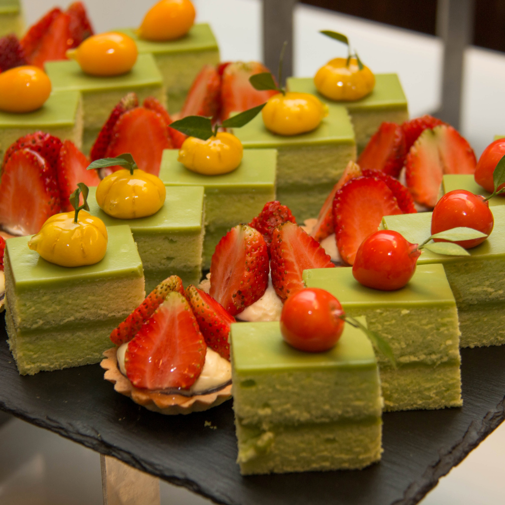 Аппетитные сладкие пирожные с вишней и клубникой