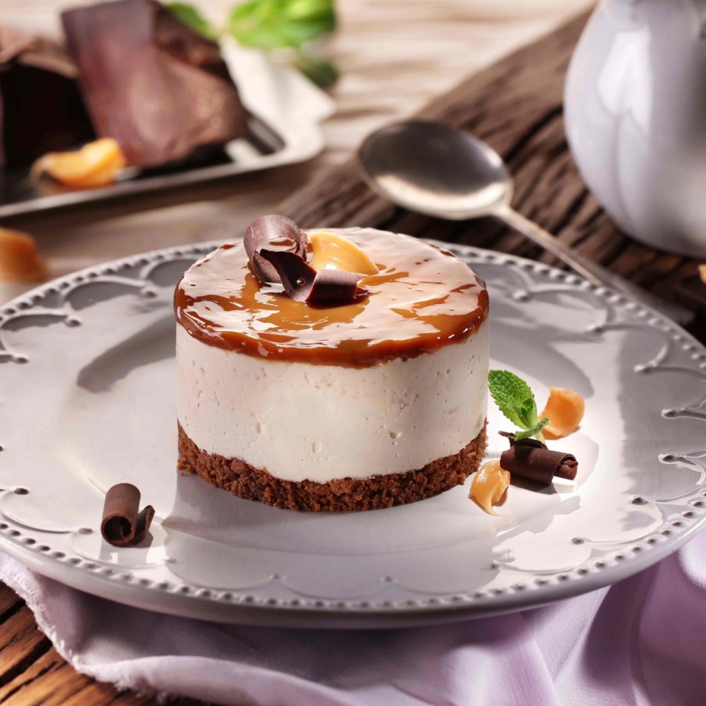 Аппетитный сладкий десерт с карамелью 