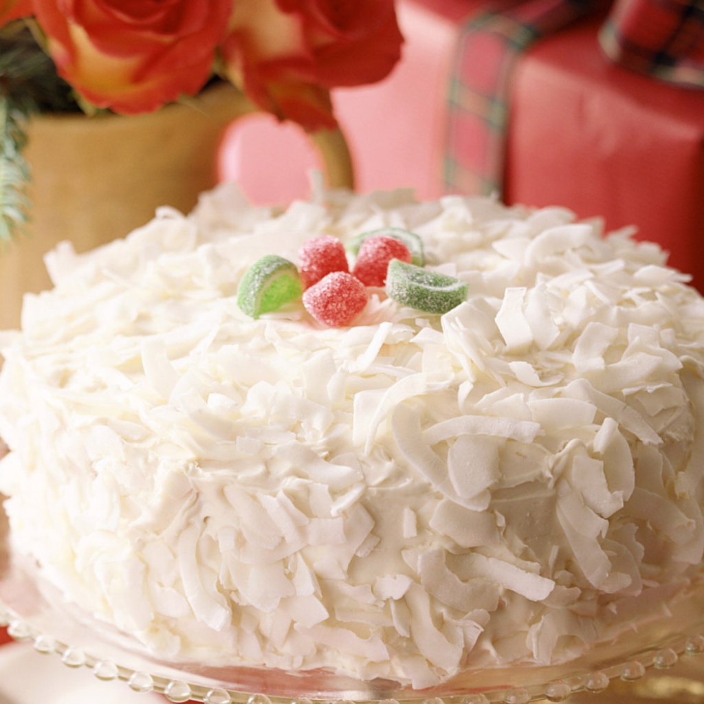 Аппетитный белый торт с мармеладом и стружкой