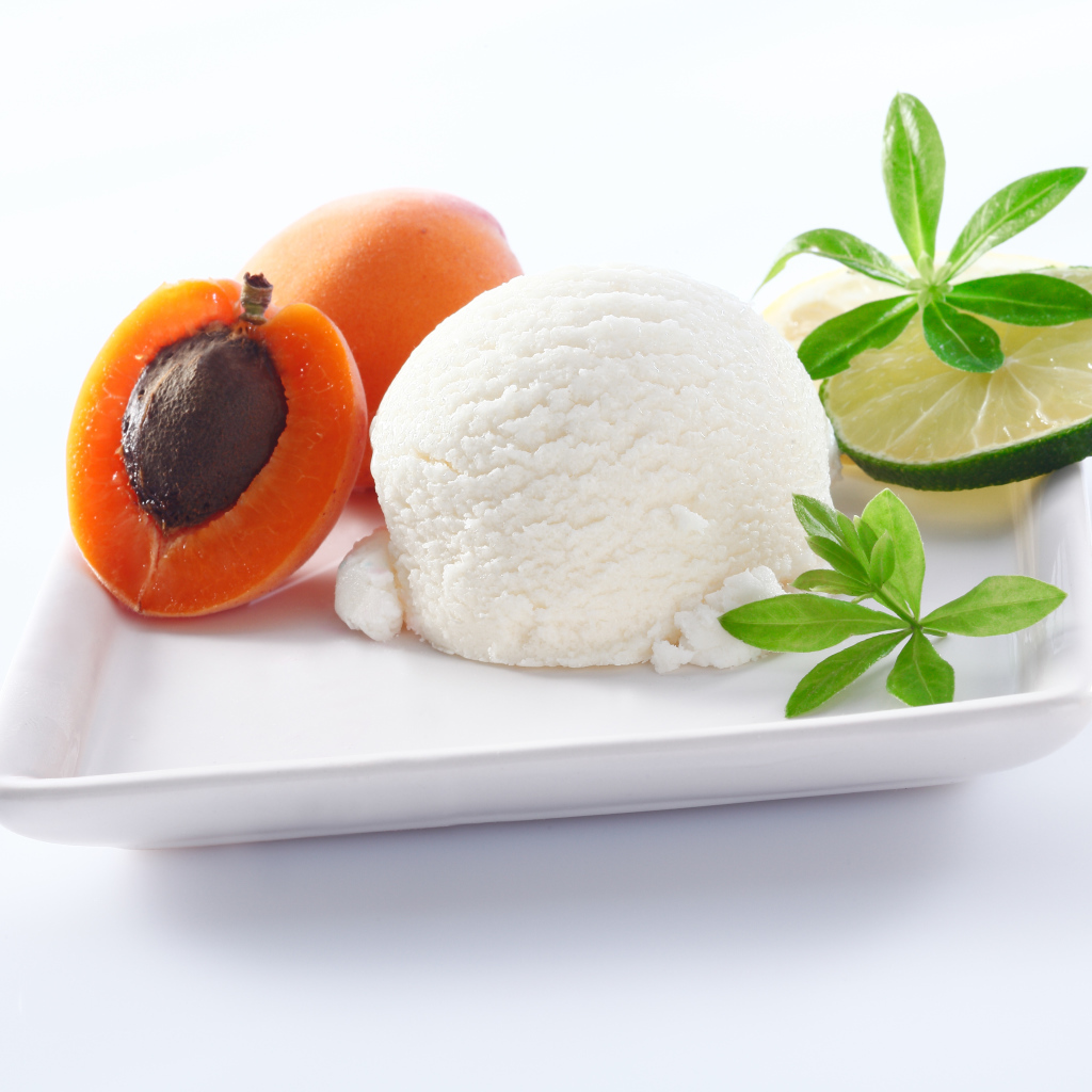 Шарик сливочного мороженого с абрикосами и лаймом