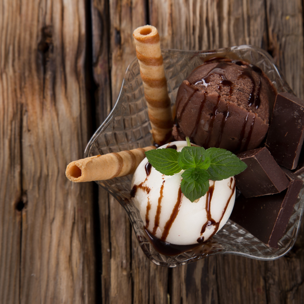 Шарики шоколадного и сливочного мороженого с трубочками