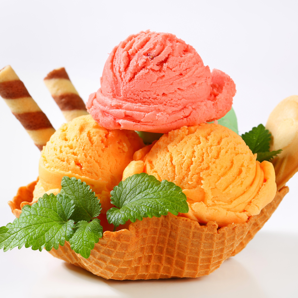 Шарики персикового и малинового мороженого в вафельной корзинке