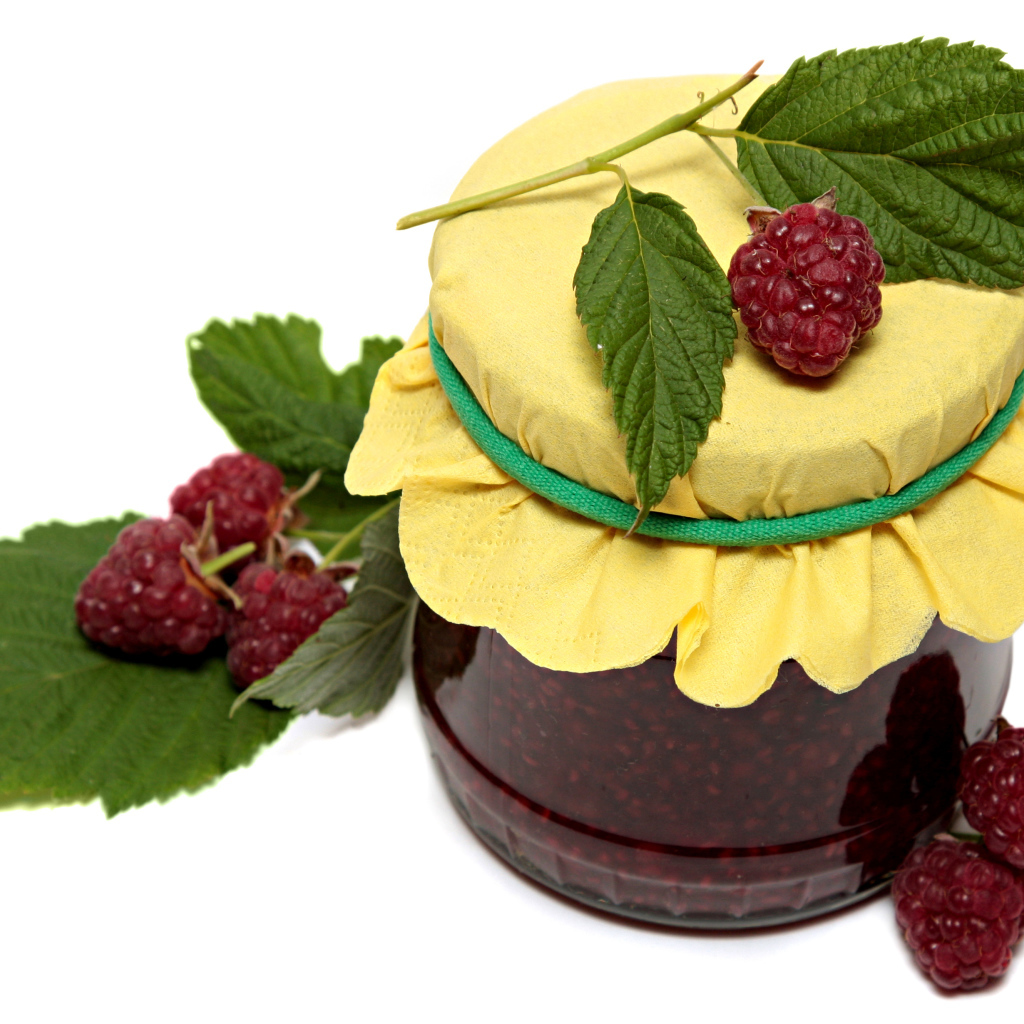 Банка малинового джема со свежей малиной на белом фоне