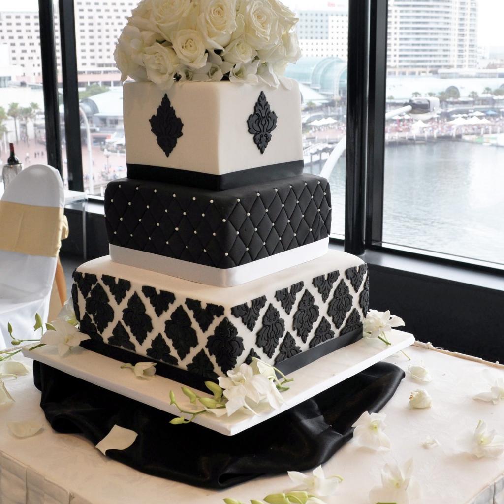 Красивый большой черно-белый свадебный торт