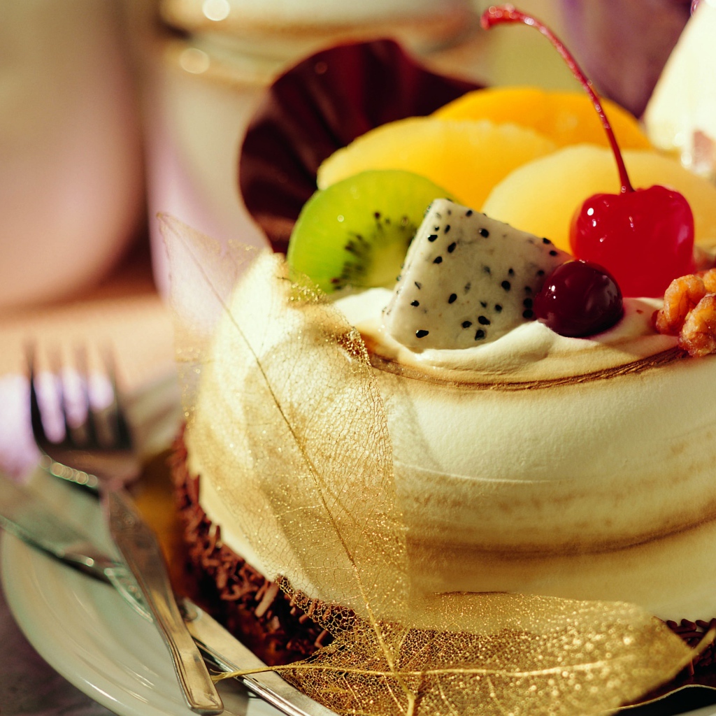 Красивый торт с шоколадом и фруктами