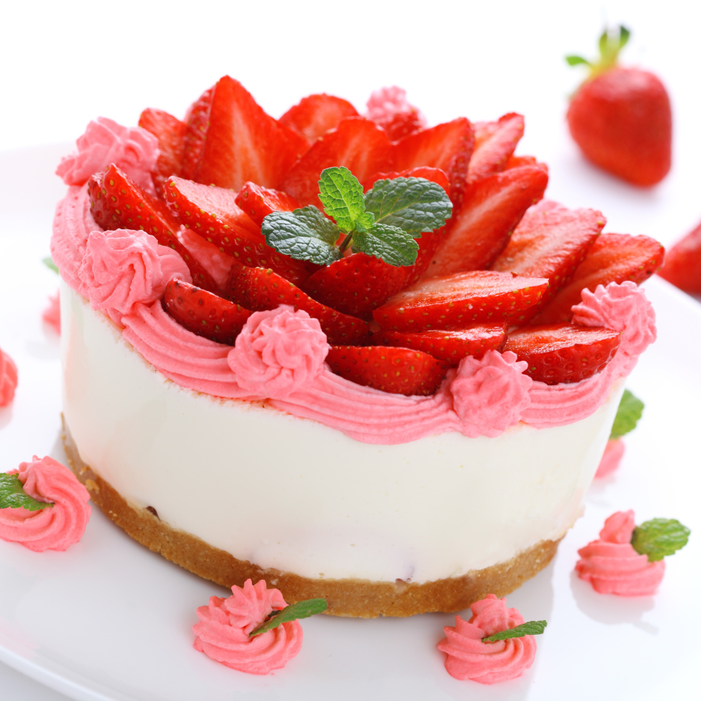 Красивый торт с суфле, розовым кремом и ягодами клубники