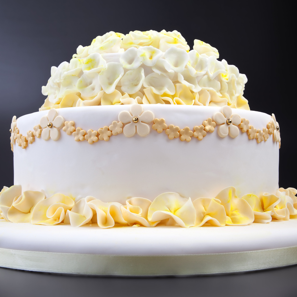 Красивый белый свадебный торт