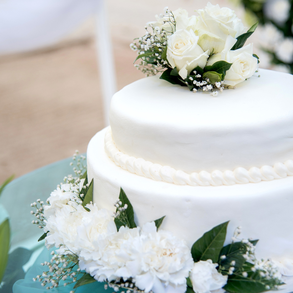 Большой красивый свадебный торт с белыми розами и пионами