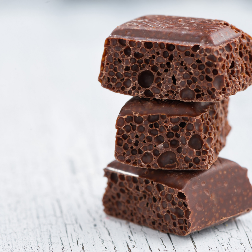 Черный пористый шоколад крупным планом