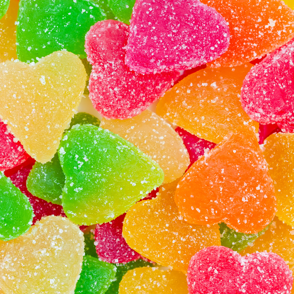 Яркий разноцветный мармелад в форме сердца 