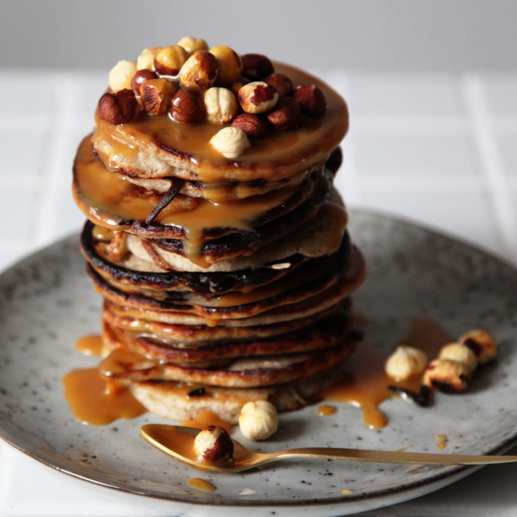 Гречневые оладьи с лесными орехами и сиропом