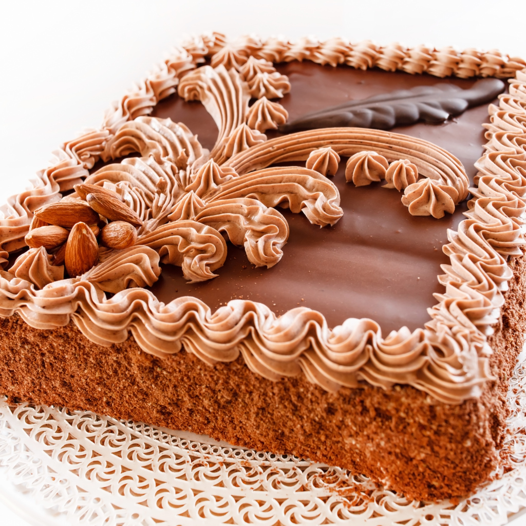 Торт с масляным кремом и миндальными орехами