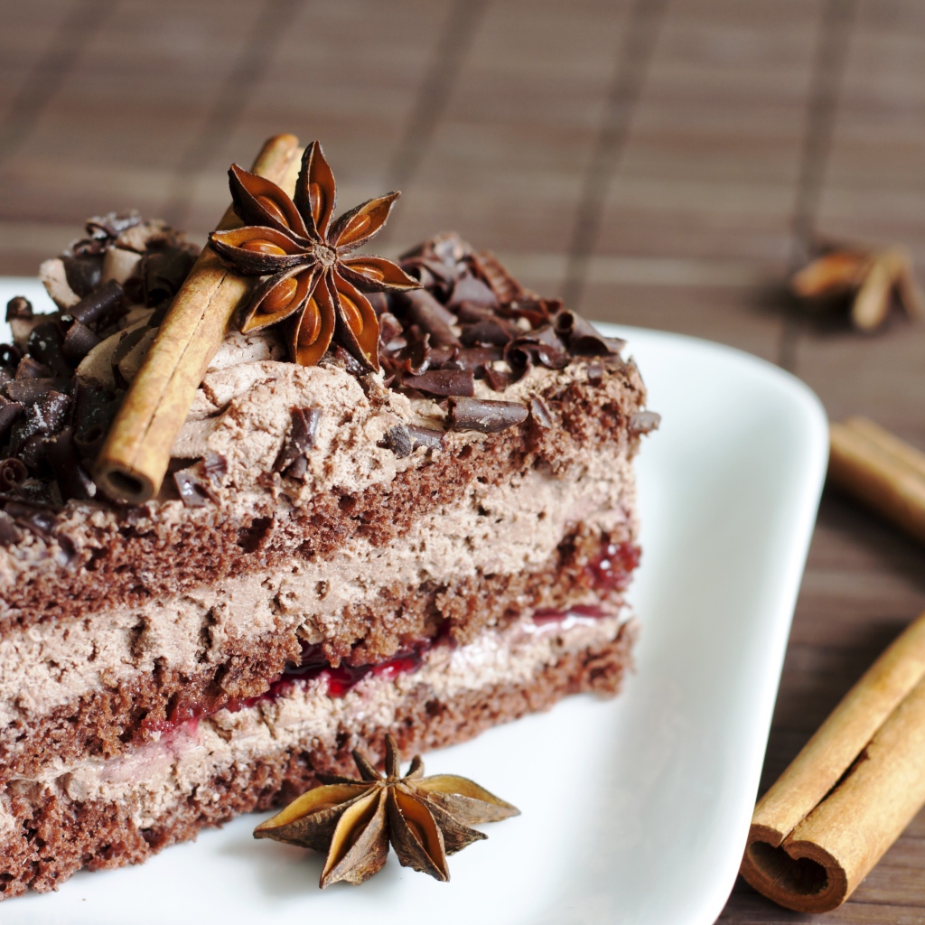 Пирожное с шоколадом, бадьяном и корицей