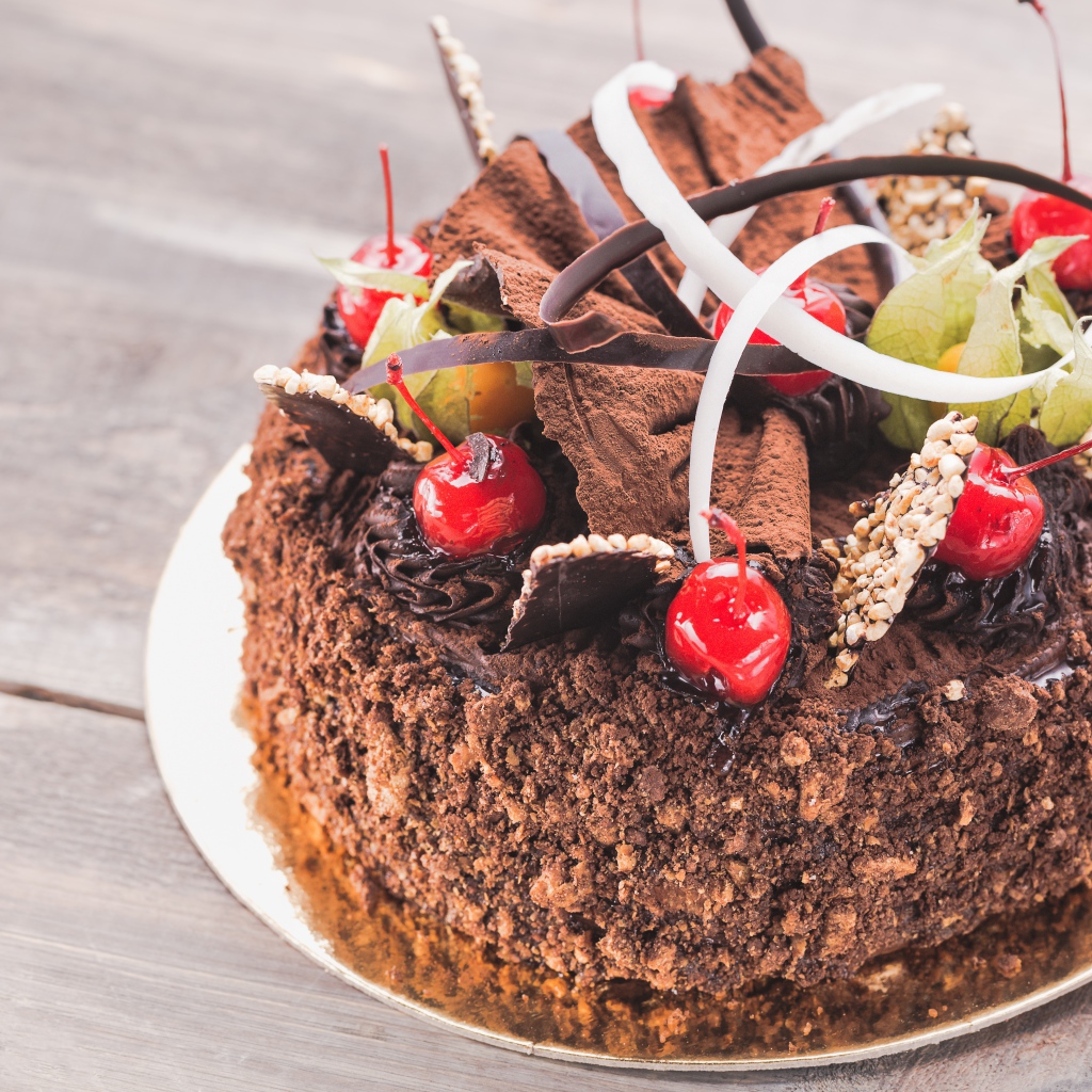 Торт с шоколадом и ягодами вишни к празднику