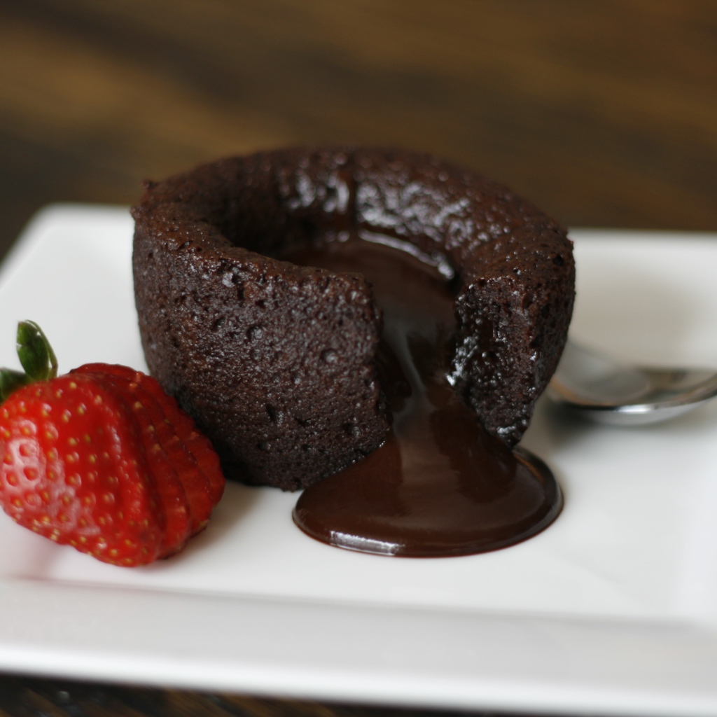 Пирожное с шоколадом и свежей клубникой