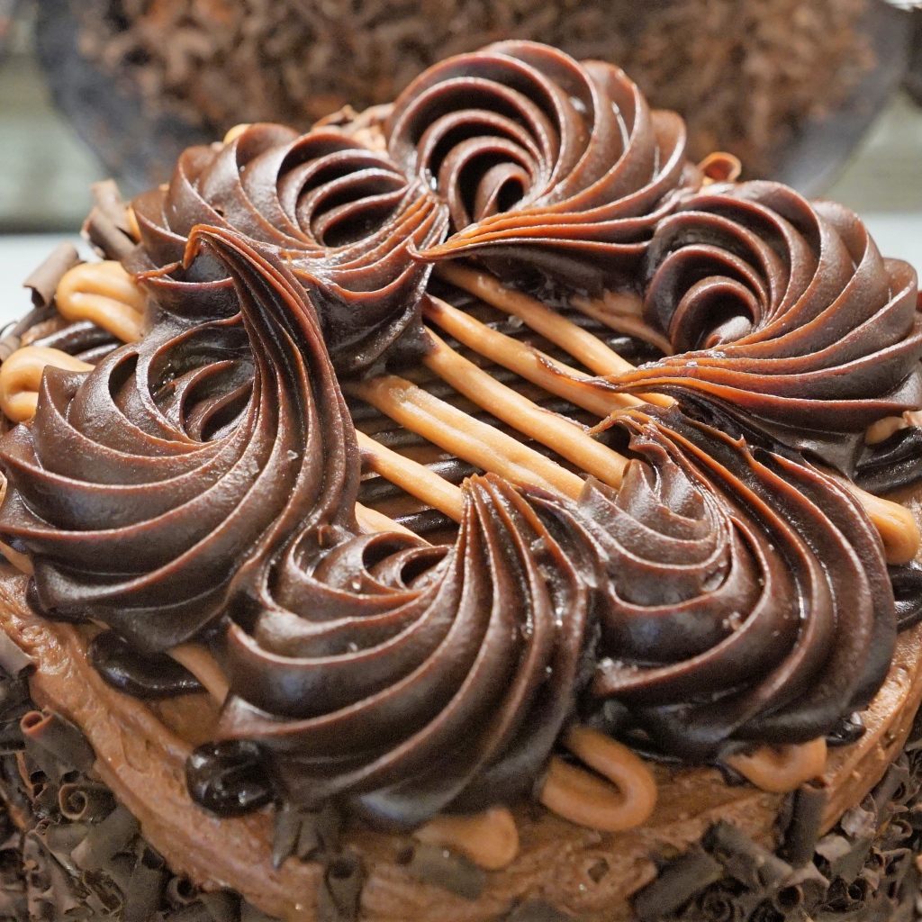 Пирожное с шоколадным кремом и стружкой