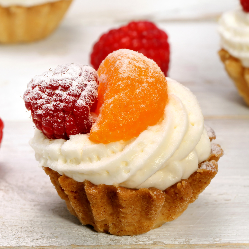 Пирожное со сливками, долькой мандарина и малиной