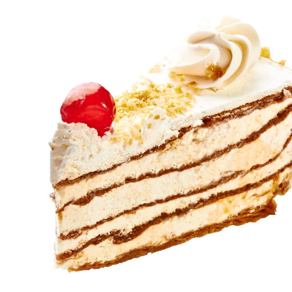 Пирожное с кремом и вишней на белом фоне