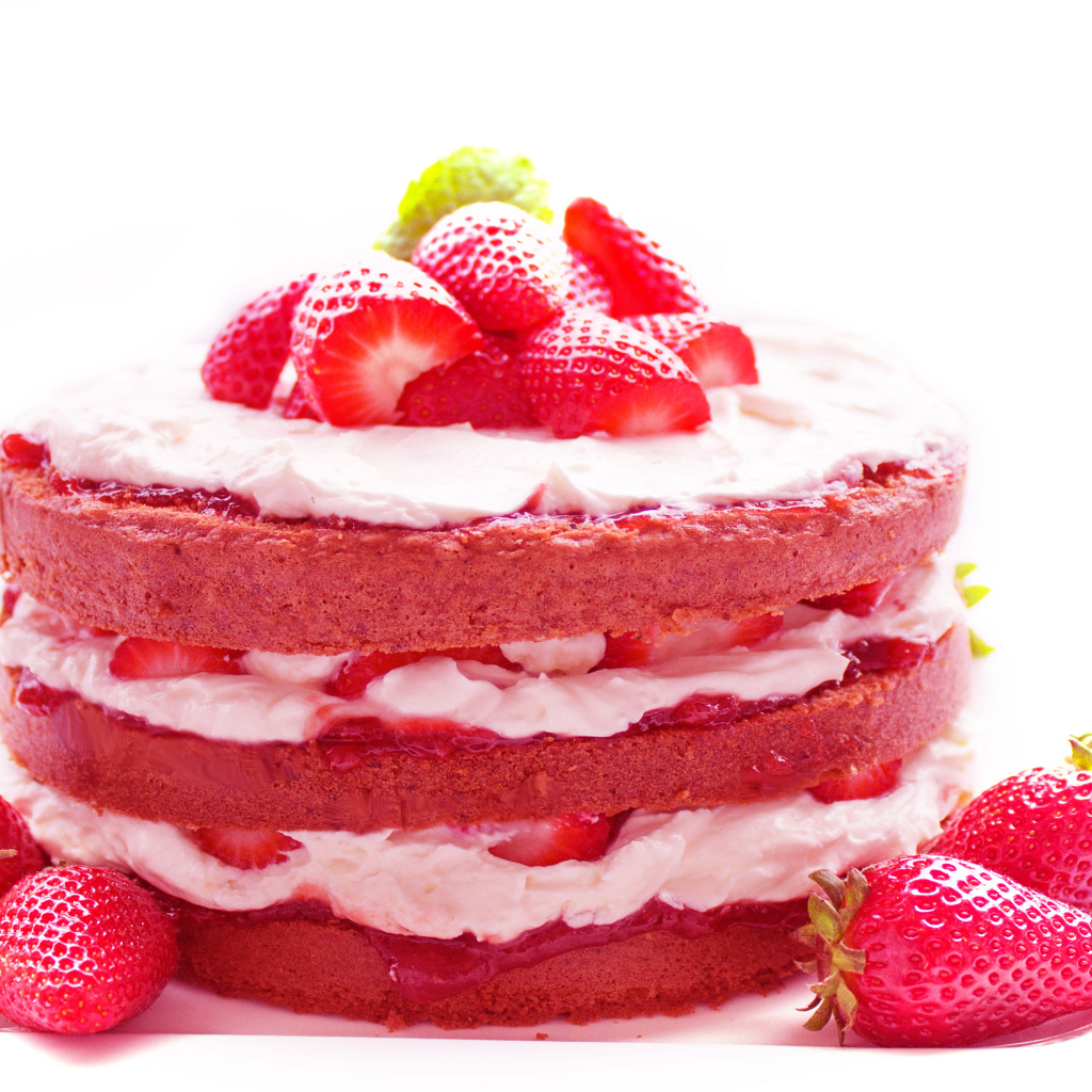 Пирожное с кремом и свежей клубникой 