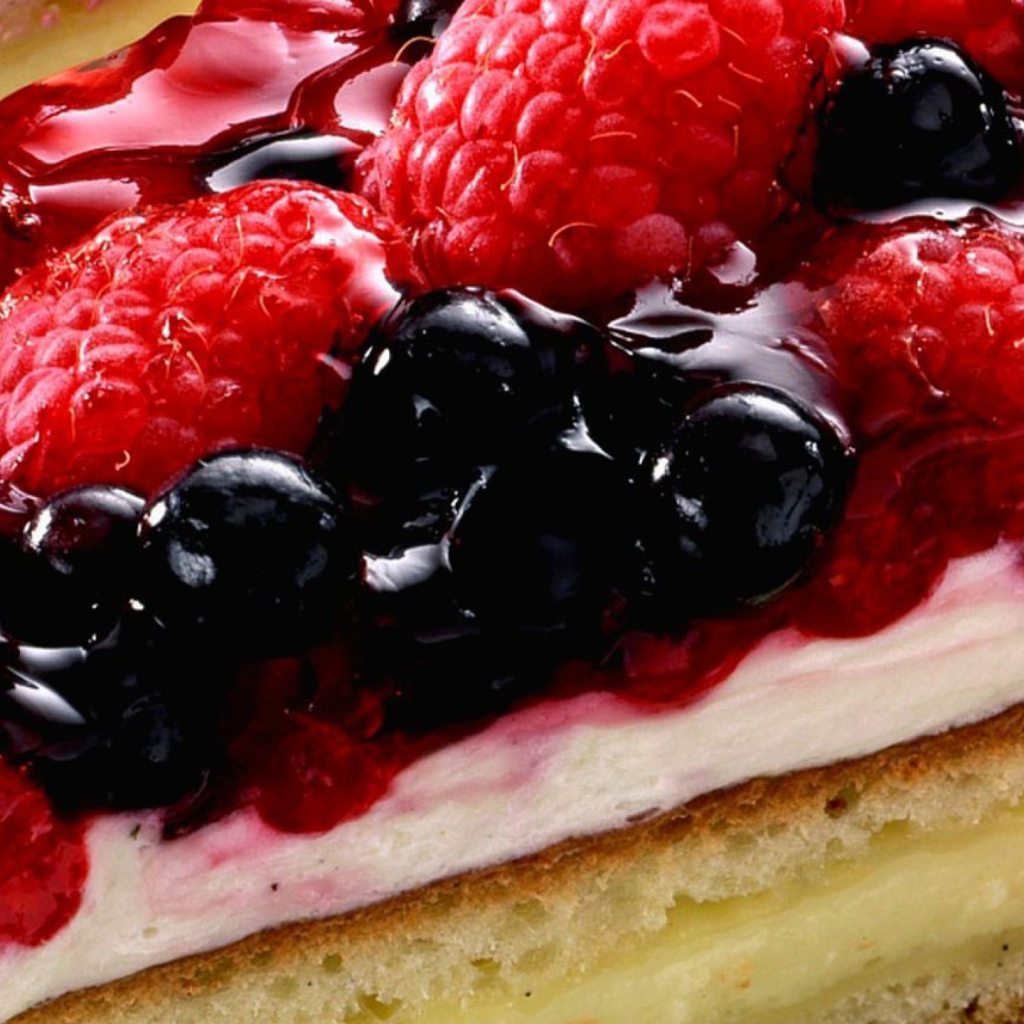 Пирог с суфле и ягодами смородины, малины и клубники