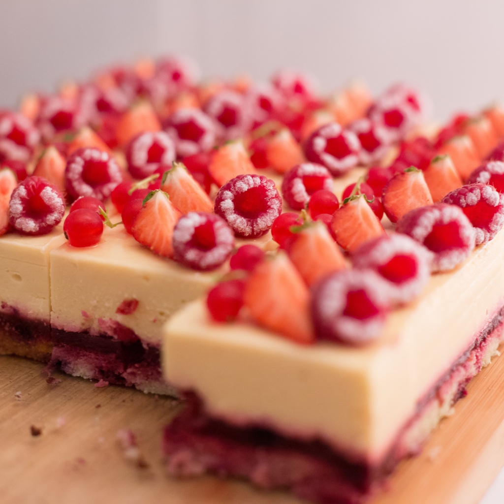Пирожное чизкейк с ягодами малины и клубники