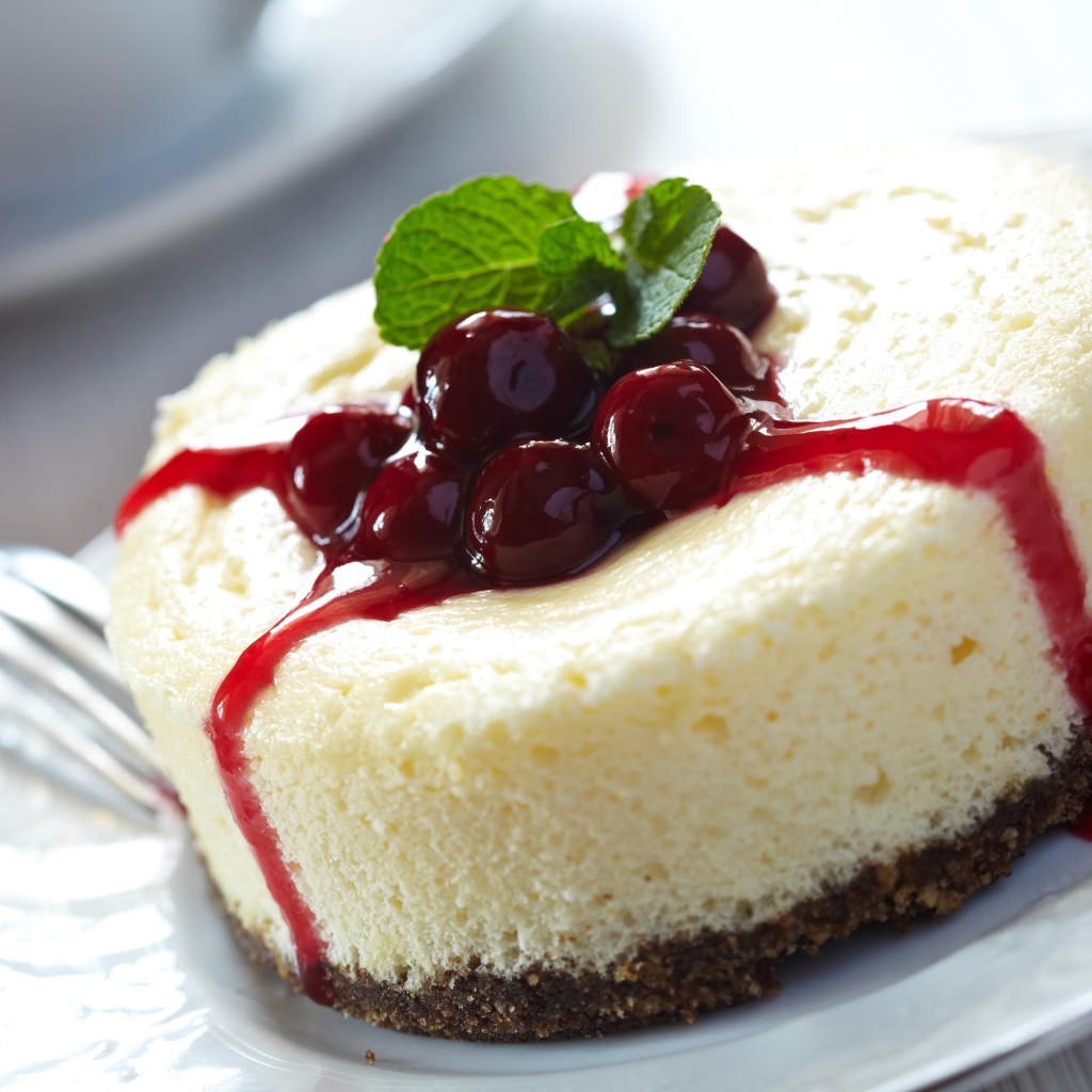Чизкейк с вишневым вареньем и листьями мяты