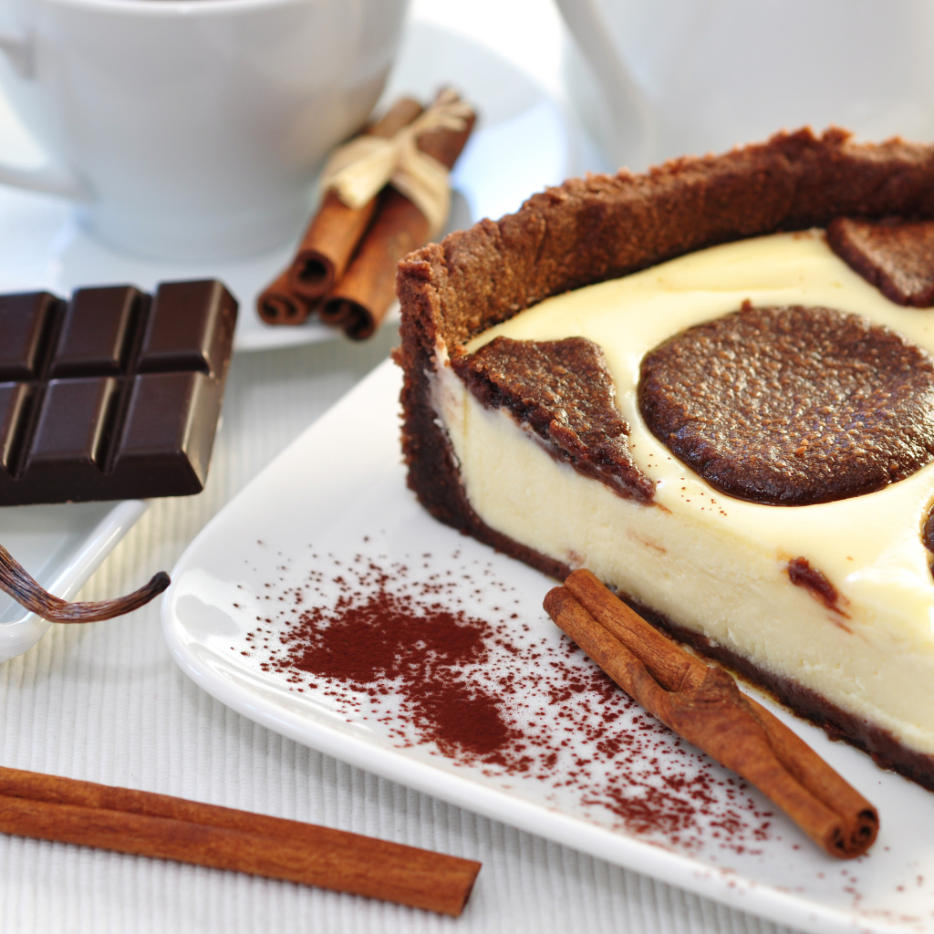 Чизкейк с шоколадом, печеньем и корицей