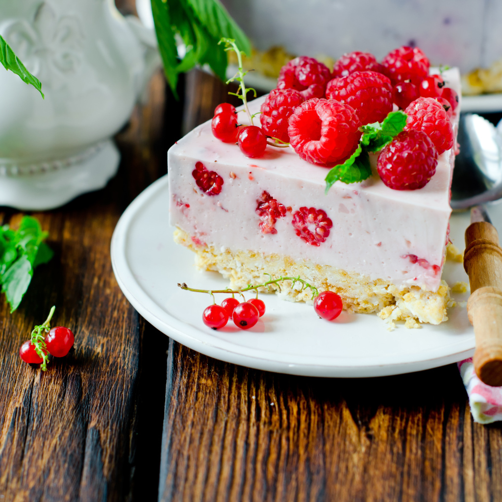 Чизкейк с красной смородиной и малиной