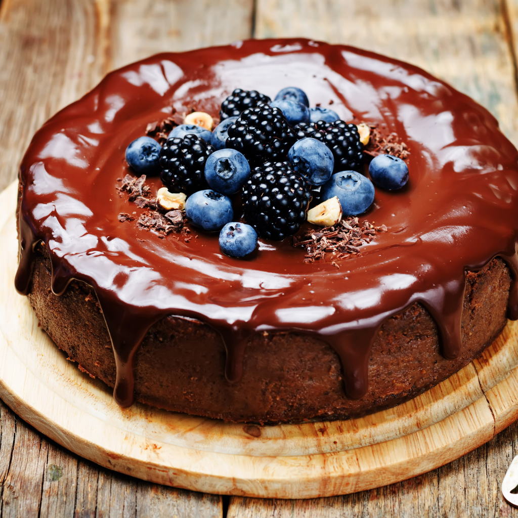 Шоколадный пирог с ежевикой и черникой 