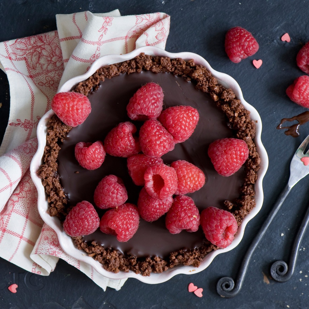 Шоколадный торт со свежей малиной 