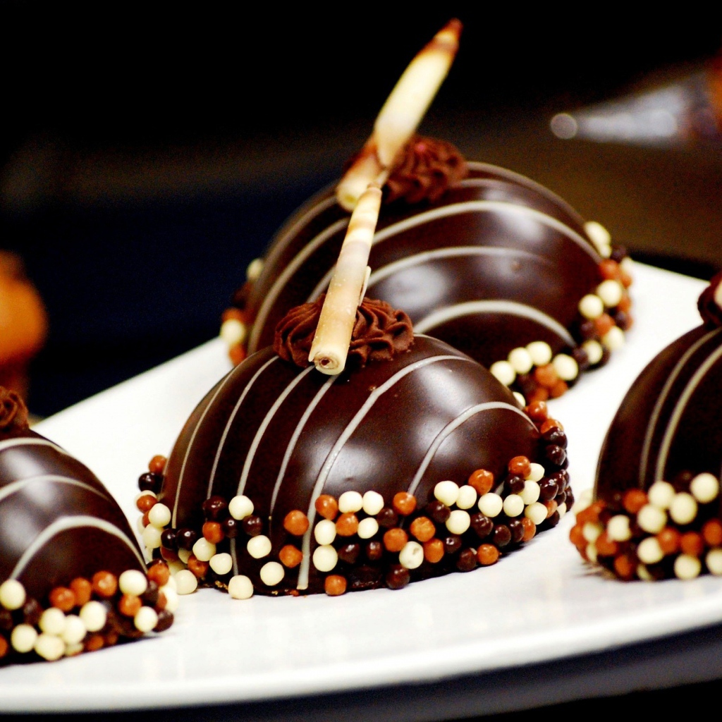 Шоколадные пирожные в глазури на десерт