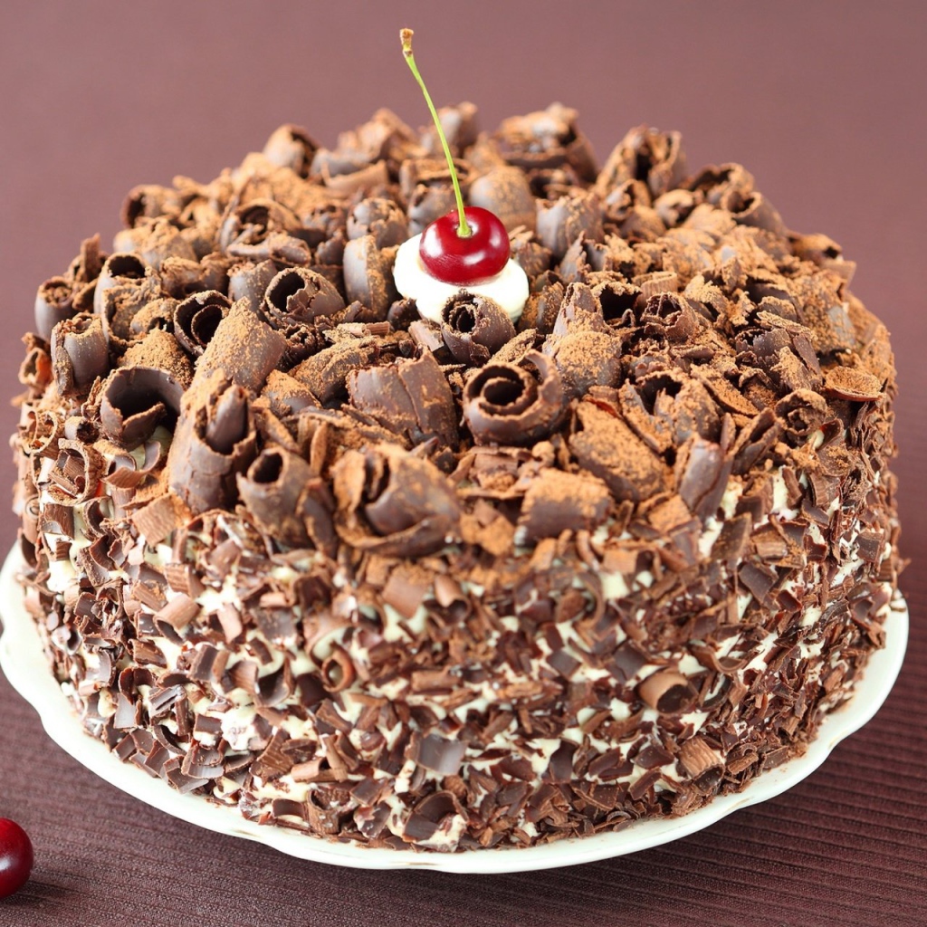 Торт в шоколадной стружке с вишнями 