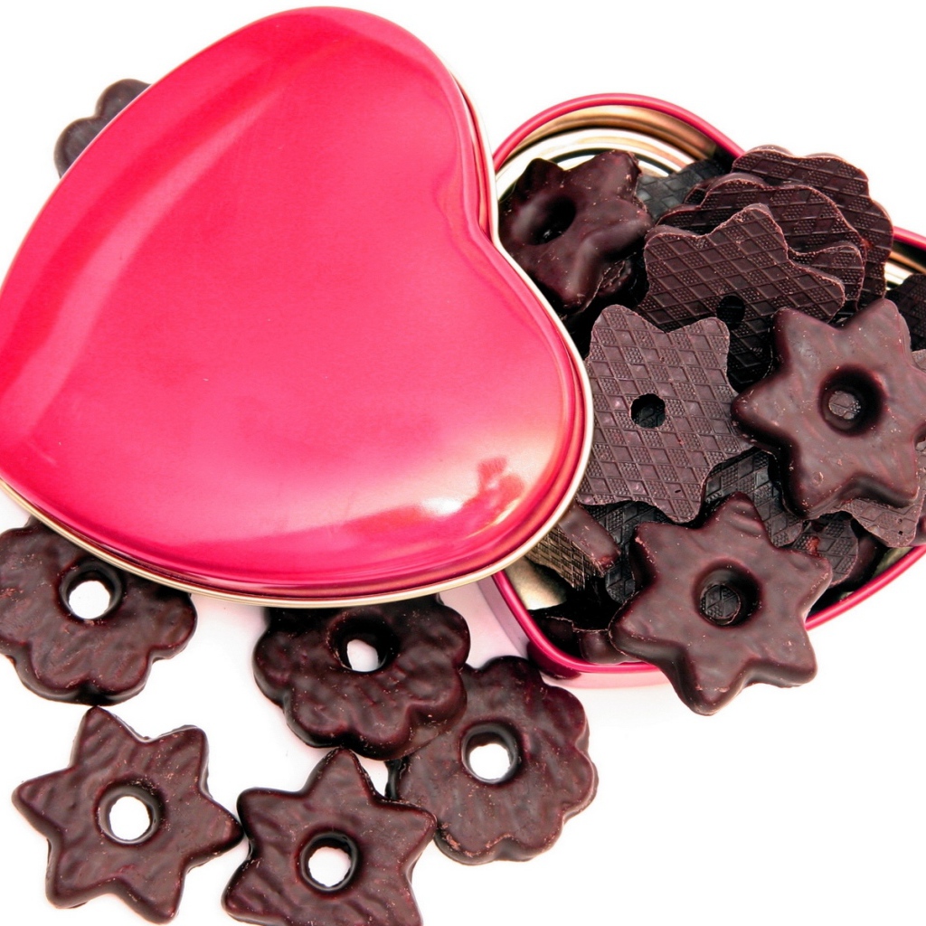 Шоколадное печенье в розовой коробке в форме сердца