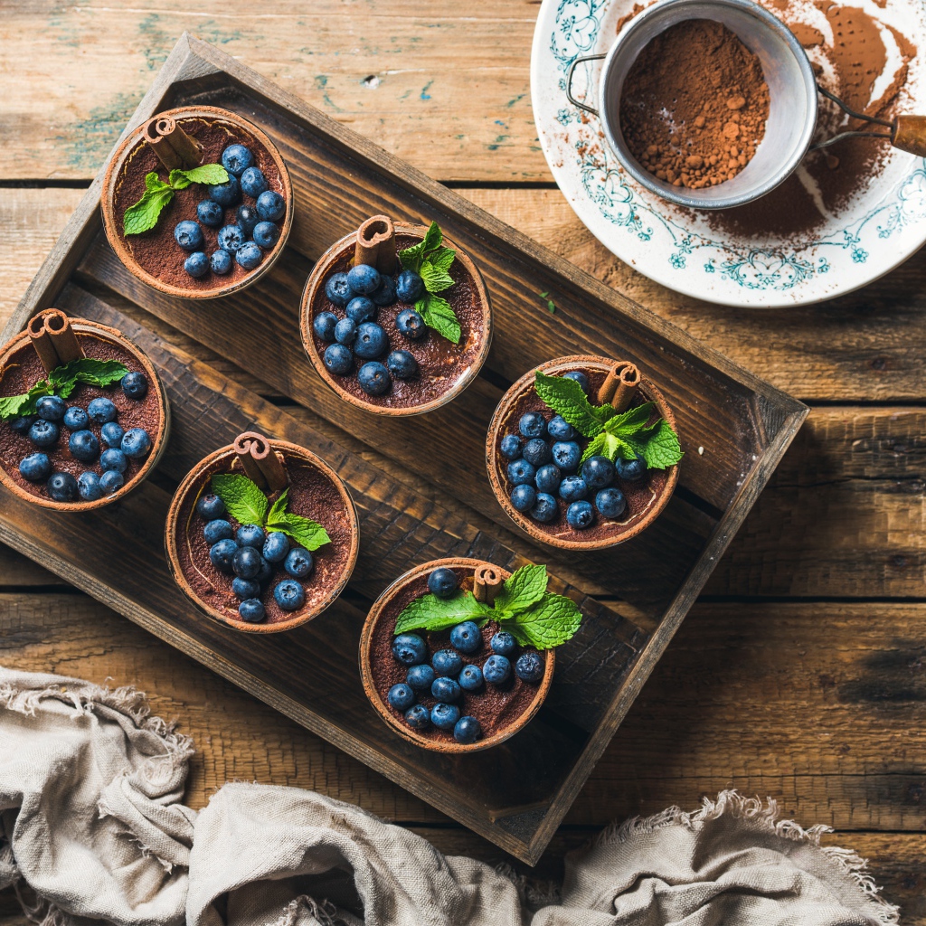 Шоколадный десерт с корицей и ягодами черники