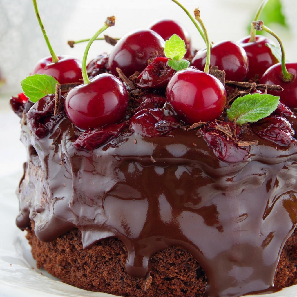 Шоколадный десерт со свежими вишнями 