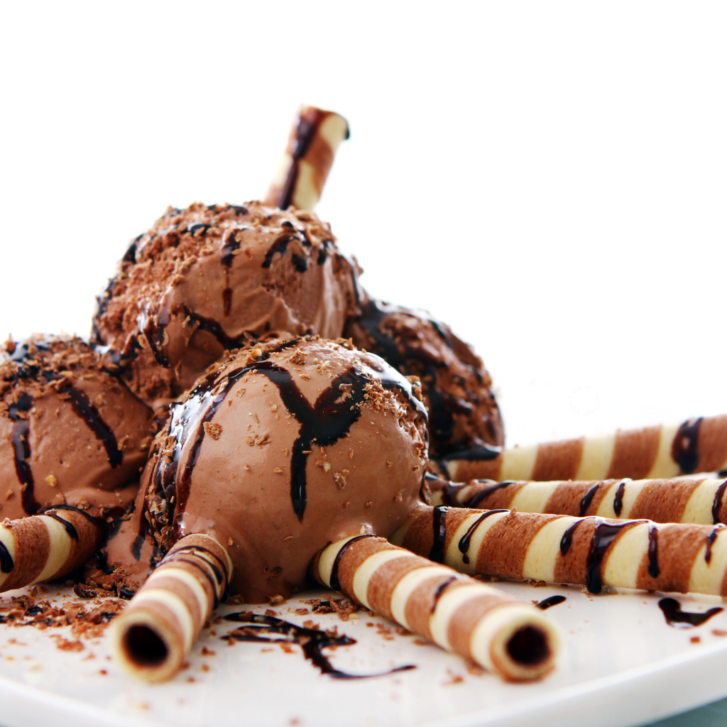Шоколадное мороженое с трубочками на белом фоне