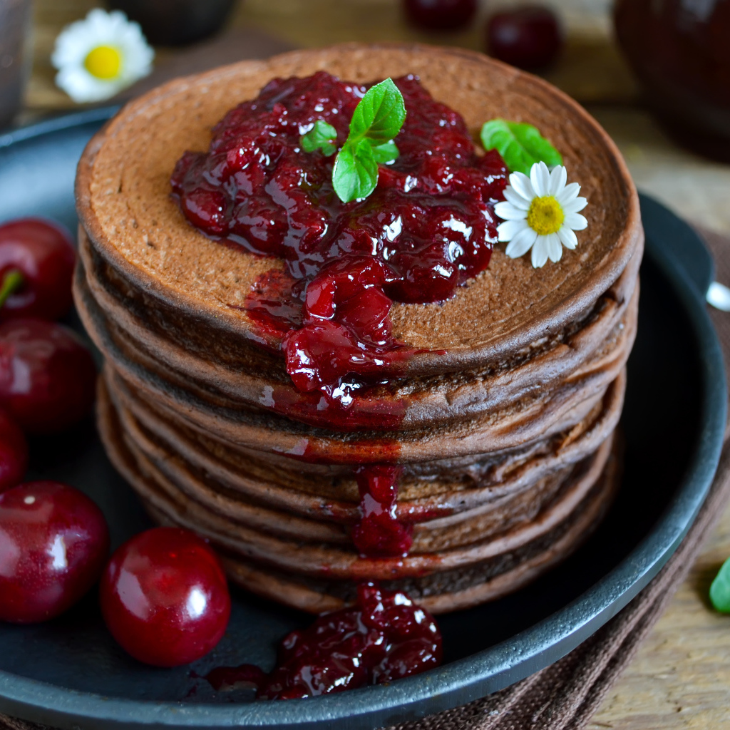 Шоколадные панкейки с вишней 
