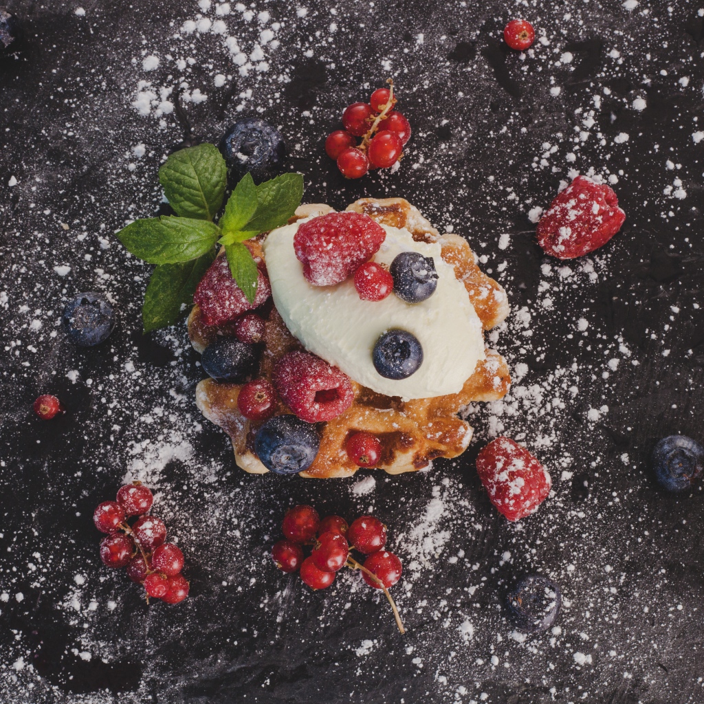 Печенье с кусочком мороженого, ягодами и сахарной пудрой