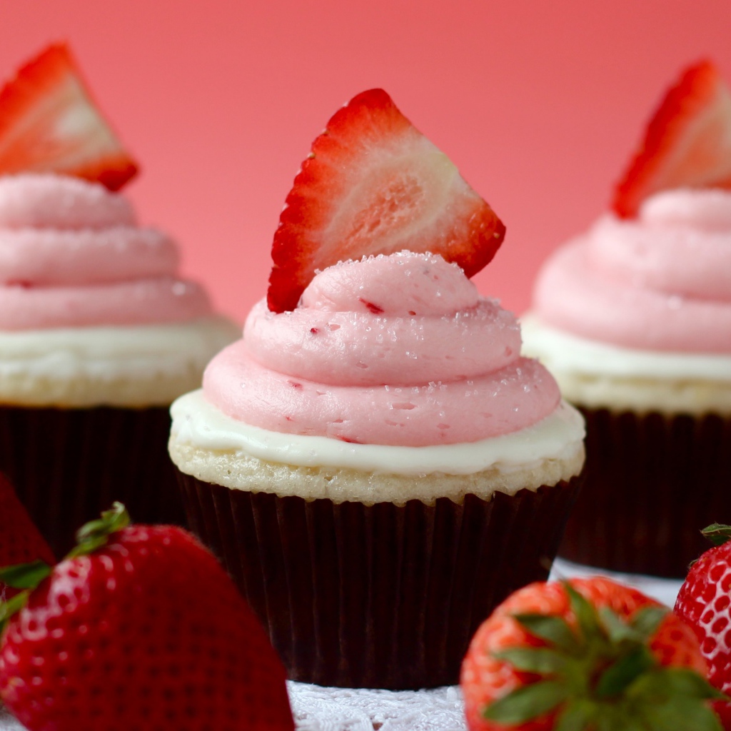 Кексы с клубничным кремом и свежей клубникой