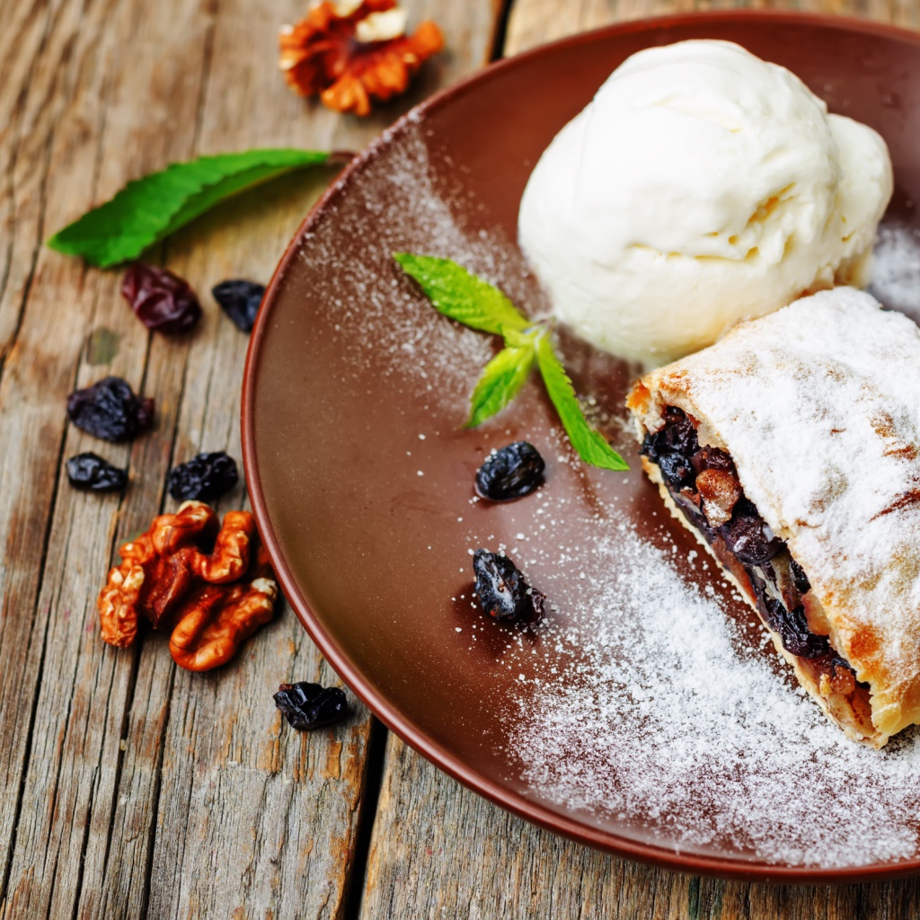 Вкусное печенье с изюмом и мороженое 