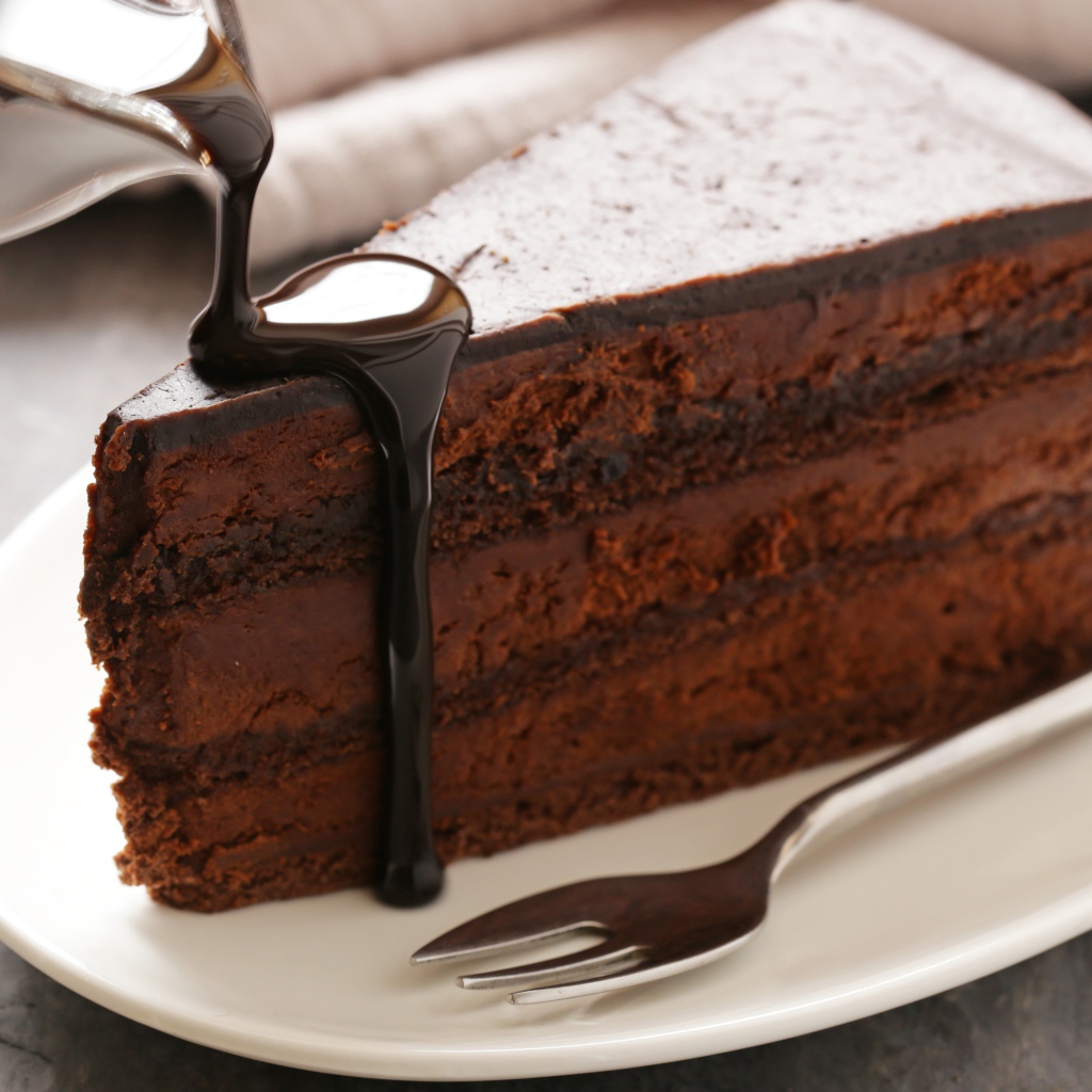 Вкусный торт на белой тарелке с шоколадом