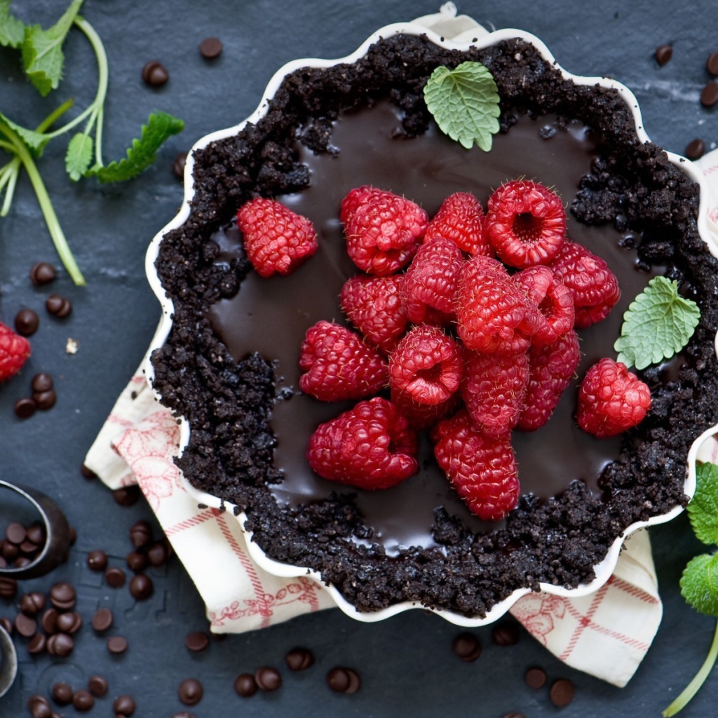 Вкусный торт со свежей малиной 