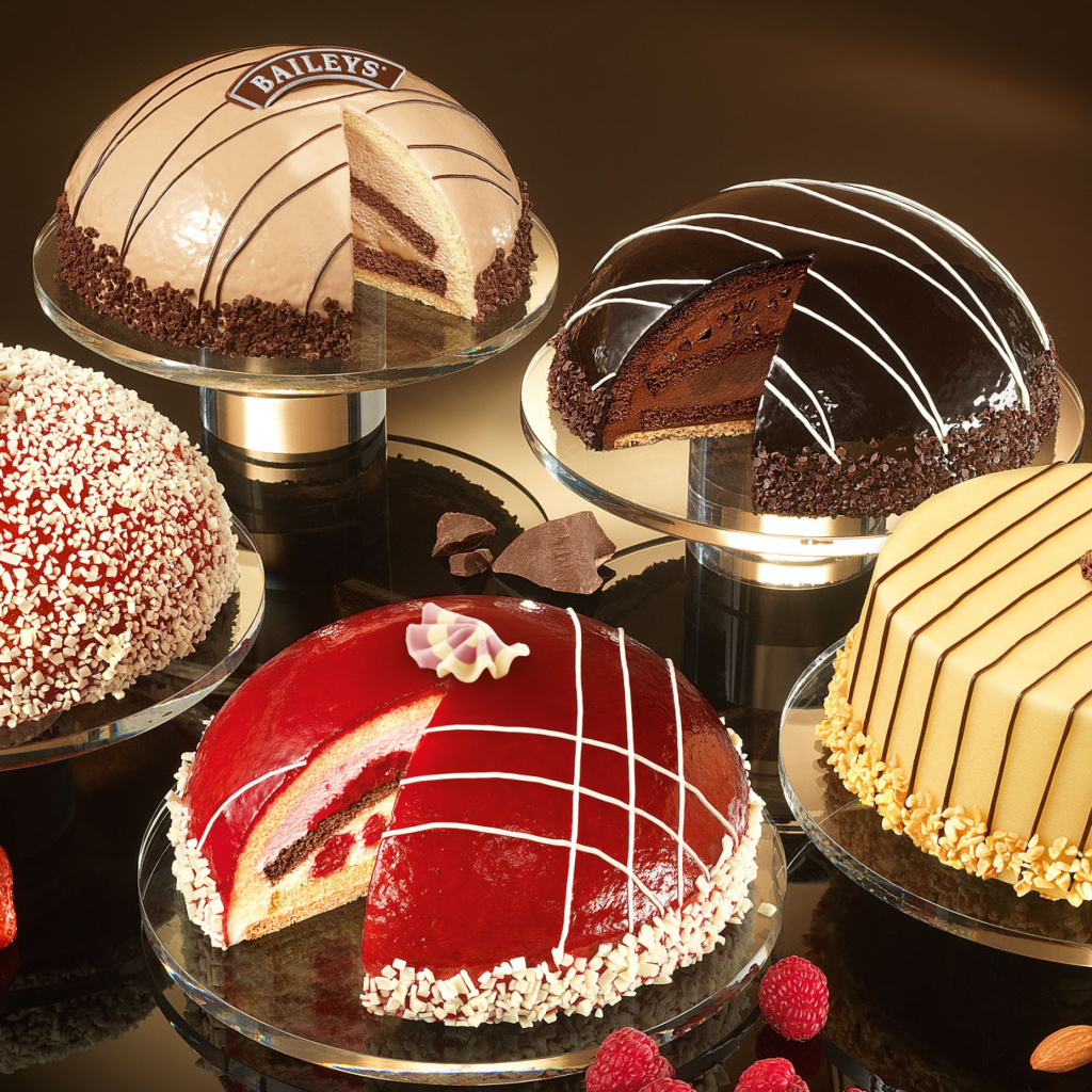 Вкусные разные торты на столе