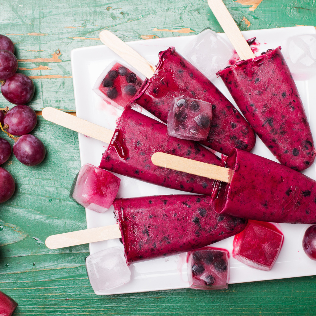 Вкусное фруктовое виноградное мороженое со льдом