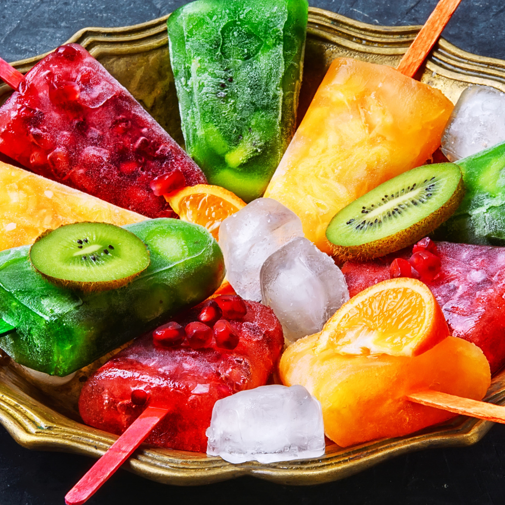 Вкусное фруктовое мороженое на палочке