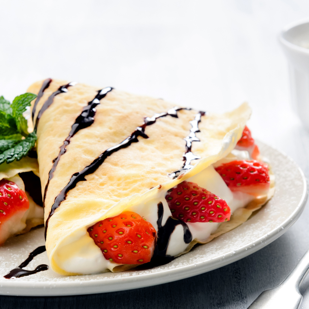 Вкусные блинчики с творожной начинкой и свежими ягодами клубники