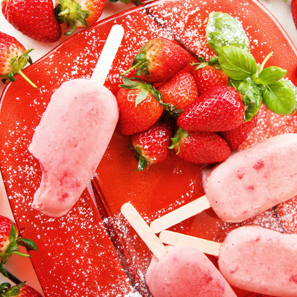 Вкусное клубничное мороженое со свежей клубникой 
